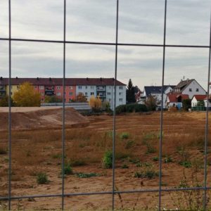 Blick durch den Bauzaun auf den Fuchshof
