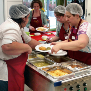 Das Foto zeigt vier Frauen bei der Arbeit beim Mittagstisch in Grünbühl-Sonnenberg.