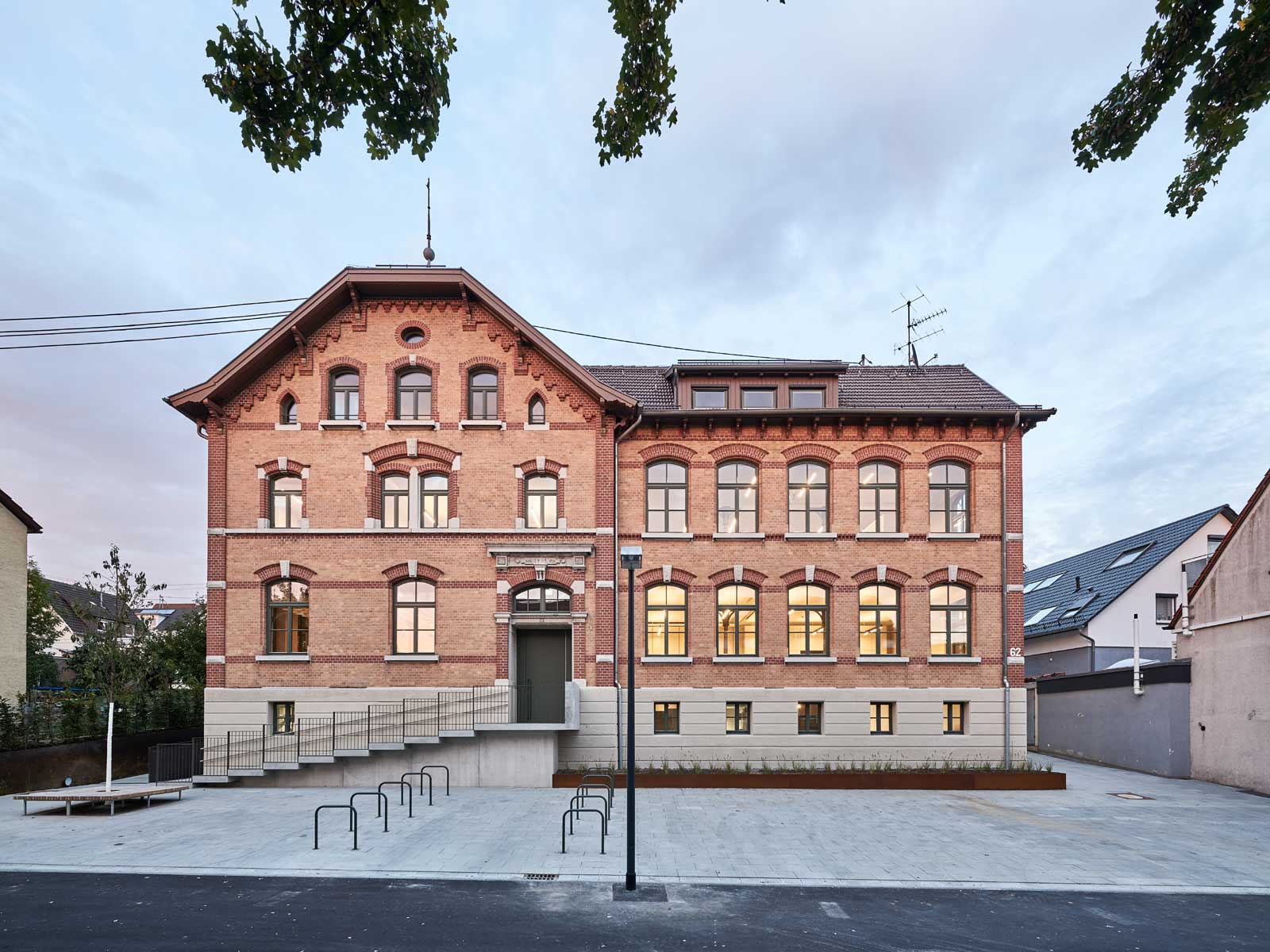 Das Bild zeigt eine Frontansicht auf das Gebäude des Kinder- und Familienzentrum in Neckarweihingen.