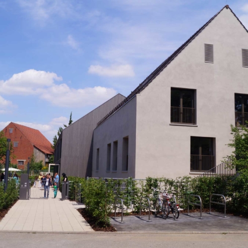 Das Foto zeigt den Eingang des Kinder- und Familienzentrum in Poppenweiler .