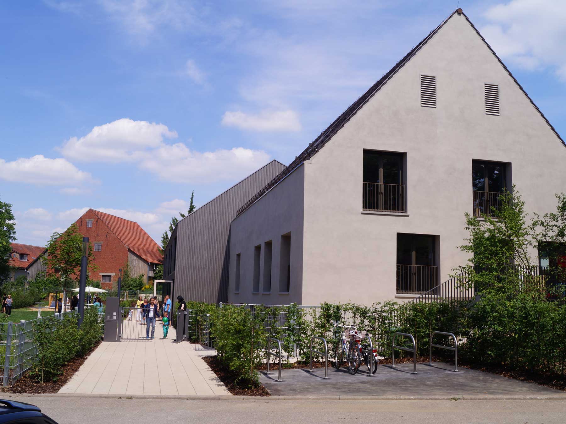 Das Foto zeigt den Eingang des Kinder- und Familienzentrum in Poppenweiler .