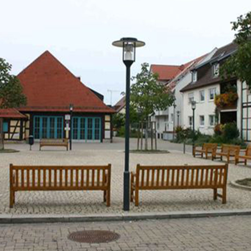 Das Foto zeigt den Kelterplatz in Eglosheim. Um den Platz stehen einige Holzbänke und Bäume sind gepflanzt.