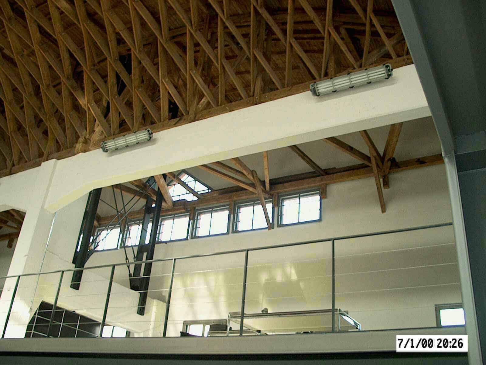 Es ist ein Detailfoto vom Dach der Zollinger Halle zu sehen. Das Dach ist aus einer speziellen Holzkonstruktion gabaut.