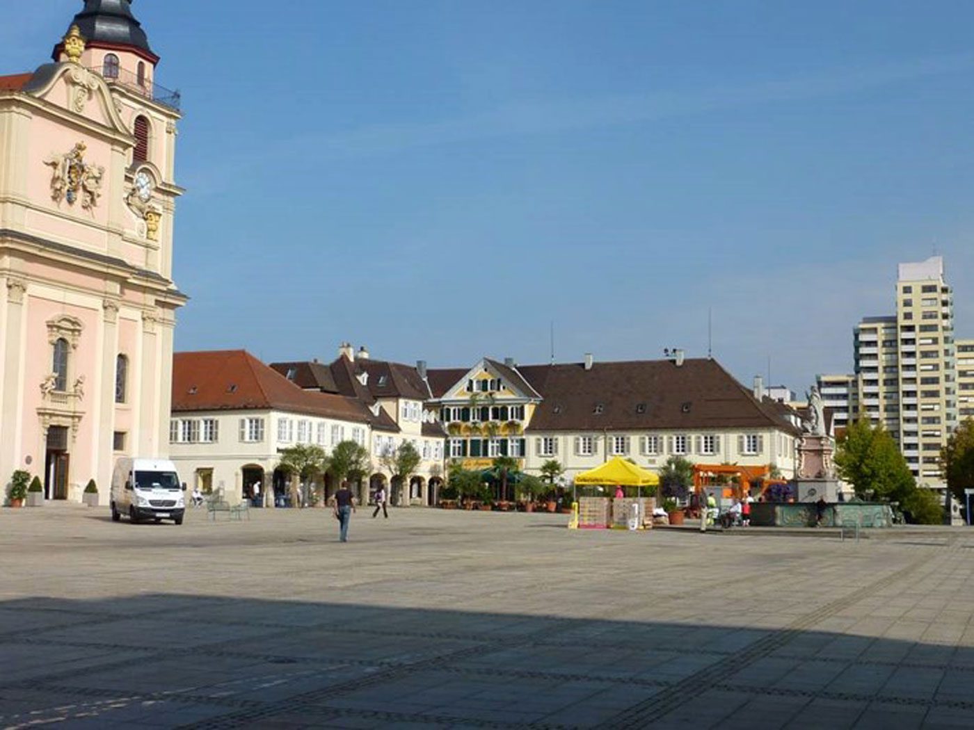 Das Foto zeigt den heutigen Marktplatz nach dem Umbau. Aus dem Parkplatz ist einer freier Platz geworden.