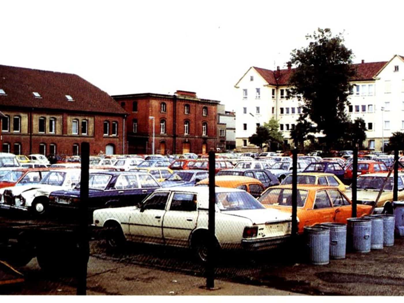 Das Foto zeigt die ehemalige Mathildenstraße mit Blick auf den Parkplatz.