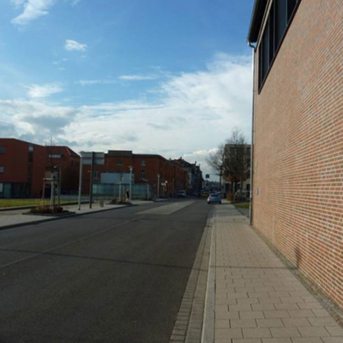 Das Foto zeigt die Mathildenstraße nach dem Umbau. Ein breiter Fußweg schließt an die Grünfläche an.