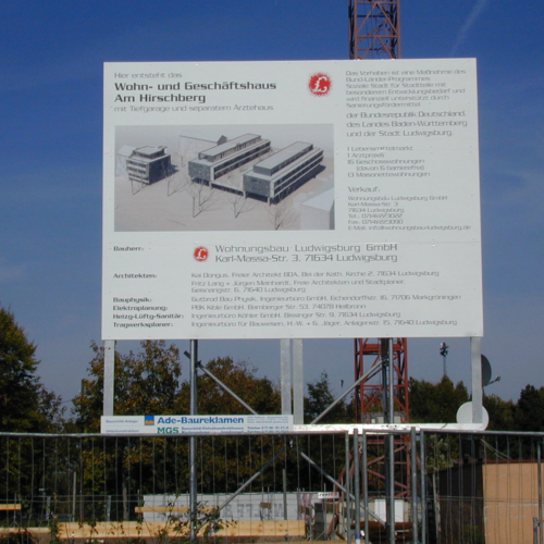 Das Foto zeigt das Bauschild für das Wohn- und Geschäfthaus am Hirschberg.