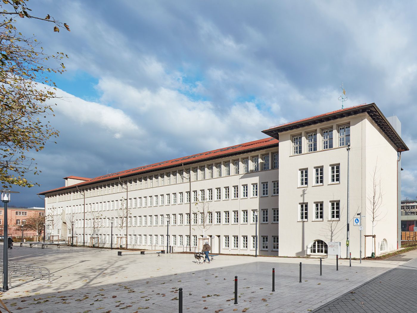 Das Foto zeigt die Außenansicht auf den neuen Schulcampus Seestraße in der Innenstadt.