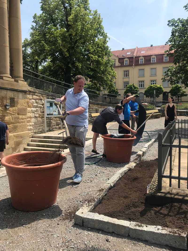 die ebenerdigen Beete auf dem Karlsplatz werden mit Erde befüllt // Pop-up Innenstadt